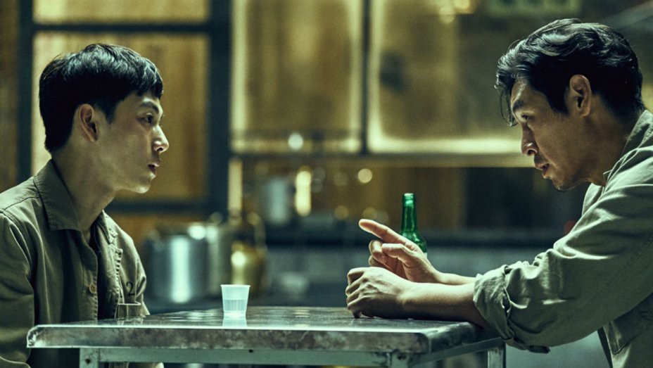 6 phim H&agrave;n gi&uacute;p bạn hiểu thế n&agrave;o l&agrave; d&acirc;n anh chị gốc: Số 4 c&ograve;n biết lợi dụng thế giới ngầm để l&agrave;m thầy c&atilde;i - Ảnh 2.