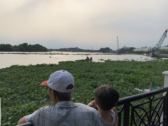 Bơi ra sông Sài Gòn kiếm mồi nhậu, một thanh niên mất tích - Ảnh 1.
