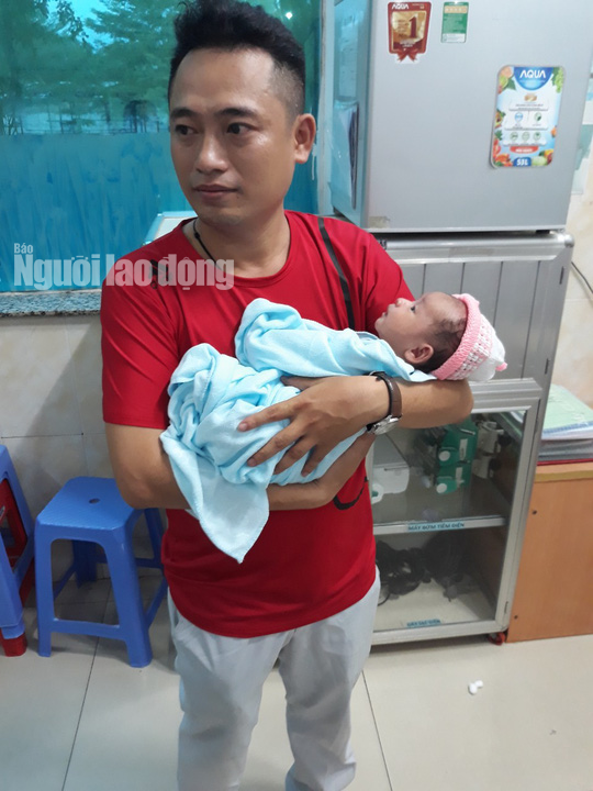  Ph&aacute;t hiện b&eacute; trai sơ sinh bị bỏ ngo&agrave;i nghĩa địa  - Ảnh 1.
