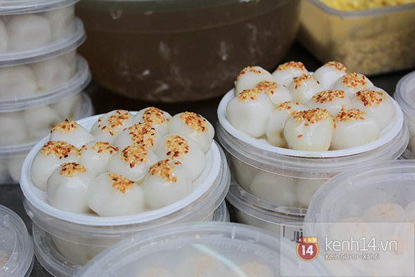 Đến hẹn lại lên, cứ mỗi dịp Tết Hàn thực là mấy hàng bánh trôi, bánh chay này ở Hà Nội lại tấp nập người mua  - Ảnh 4.
