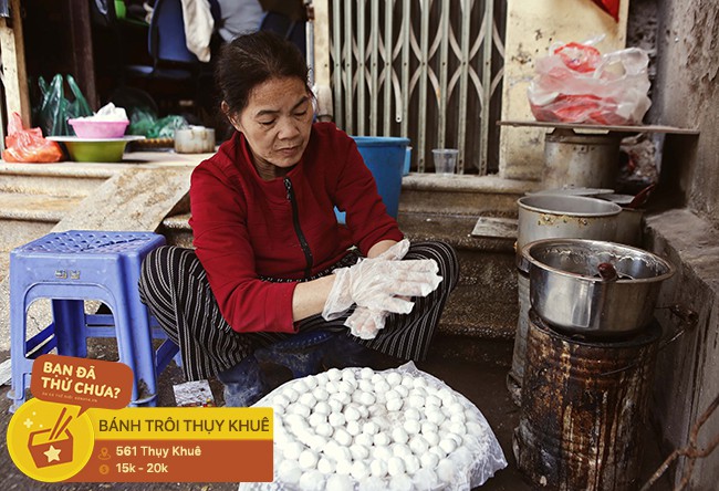 Đến hẹn lại lên, cứ mỗi dịp Tết Hàn thực là mấy hàng bánh trôi, bánh chay này ở Hà Nội lại tấp nập người mua  - Ảnh 9.