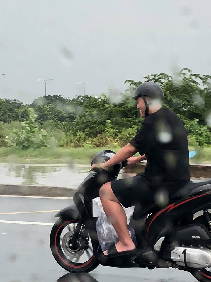 Chồng nhà người ta: Bắt vợ đi taxi cho đỡ mưa còn mình chạy xe máy đuổi theo, danh tính lại càng gây bất ngờ - Ảnh 2. Chồng nhà người ta: Bắt vợ đi taxi cho đỡ mưa còn mình chạy xe máy đuổi theo, danh tính lại càng gây bất ngờ - Ảnh 2.