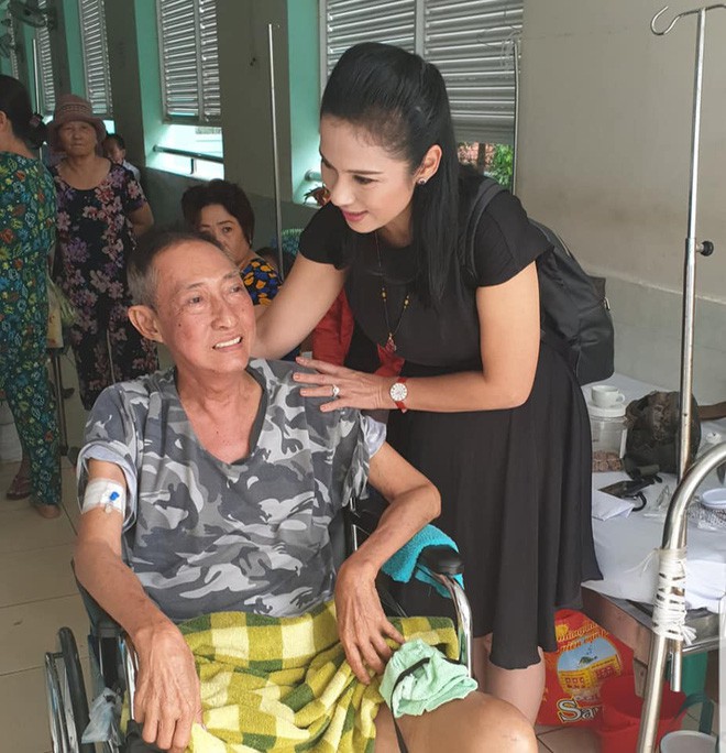 MC Đại Nghĩa đến bệnh viện thăm v&agrave; trao hơn 270 triệu đồng tiền quy&ecirc;n g&oacute;p cho nghệ sĩ L&ecirc; B&igrave;nh sau hơn 1 ng&agrave;y k&ecirc;u gọi gi&uacute;p đỡ - Ảnh 3.