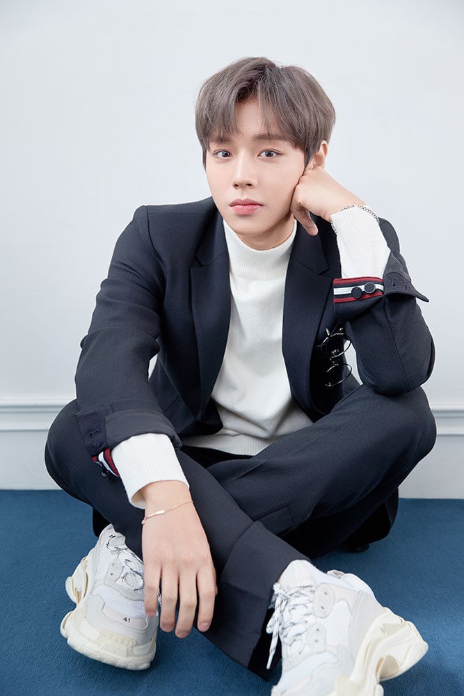 Không quảng bá, cựu thành viên Wanna One vẫn ẵm cúp đài lớn chỉ sau 10 ngày debut - Ảnh 3.