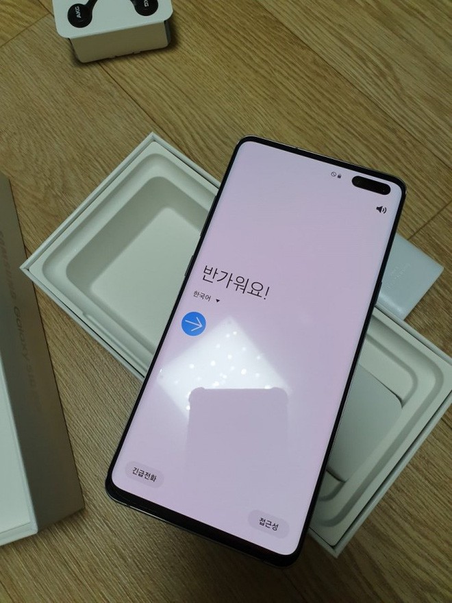 Mở hộp chiếc Galaxy S10 5G đầu tiên: Màn hình 6,7 inch siêu lớn, 6 camera và củ sạc khủng - Ảnh 4.