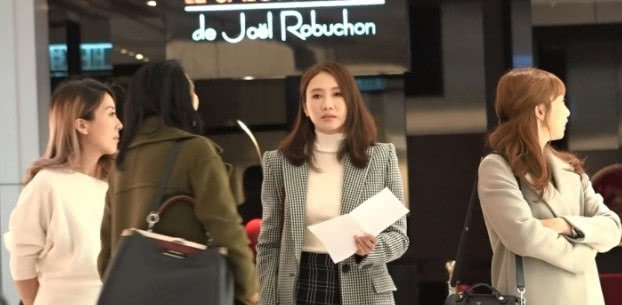 Tỷ ph&uacute; t&agrave;n tật Hong Kong lặng lẽ ngồi xe lăn hộ tống L&ecirc; Tư đi gặp đối t&aacute;c v&ocirc; c&ugrave;ng t&igrave;nh cảm - Ảnh 3.