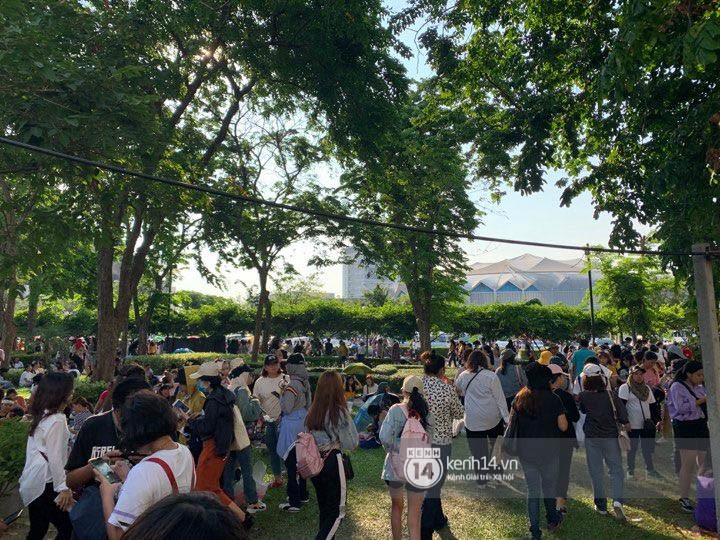 Trực tiếp từ Bangkok: Hàng ngàn bạn trẻ Việt hoà mình vào đám đông dài bất tận để chờ xem concert nhóm nhạc toàn cầu BTS! - Ảnh 6. Trực tiếp từ Bangkok: Hàng ngàn bạn trẻ Việt hoà mình vào đám đông dài bất tận để chờ xem concert nhóm nhạc toàn cầu BTS! - Ảnh 6.