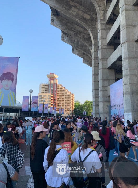 Trực tiếp từ Bangkok: Hàng ngàn bạn trẻ Việt hoà mình vào đám đông dài bất tận để chờ xem concert nhóm nhạc toàn cầu BTS! - Ảnh 4.