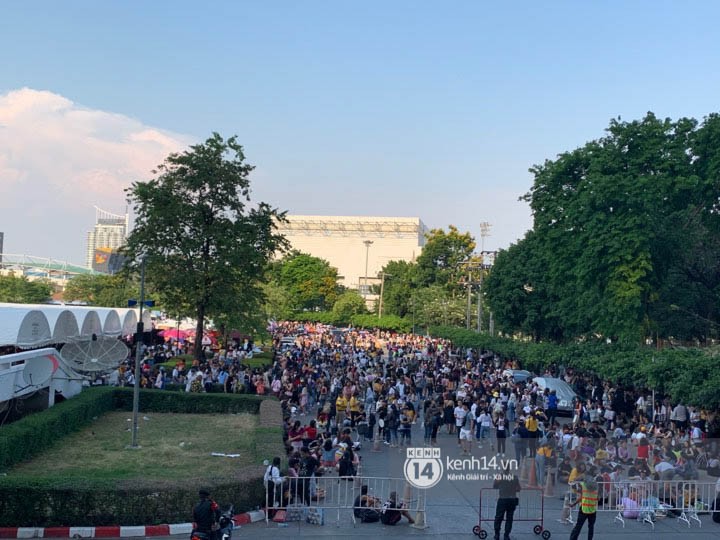 Trực tiếp từ Bangkok: Hàng ngàn bạn trẻ Việt hoà mình vào đám đông dài bất tận để chờ xem concert nhóm nhạc toàn cầu BTS! - Ảnh 2. Trực tiếp từ Bangkok: Hàng ngàn bạn trẻ Việt hoà mình vào đám đông dài bất tận để chờ xem concert nhóm nhạc toàn cầu BTS! - Ảnh 2.
