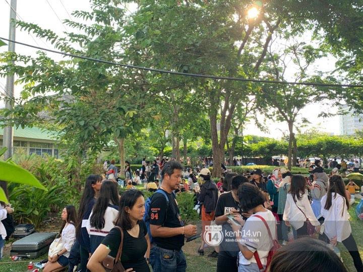 Trực tiếp từ Bangkok: Hàng ngàn bạn trẻ Việt hoà mình vào đám đông dài bất tận để chờ xem concert nhóm nhạc toàn cầu BTS! - Ảnh 8. Trực tiếp từ Bangkok: Hàng ngàn bạn trẻ Việt hoà mình vào đám đông dài bất tận để chờ xem concert nhóm nhạc toàn cầu BTS! - Ảnh 8.