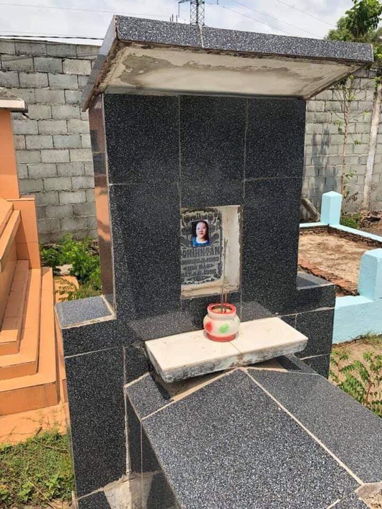 H&agrave;ng loạt ng&ocirc;i mộ ở Đồng Nai bị d&aacute;n ảnh phụ nữ lạ - Ảnh 1.