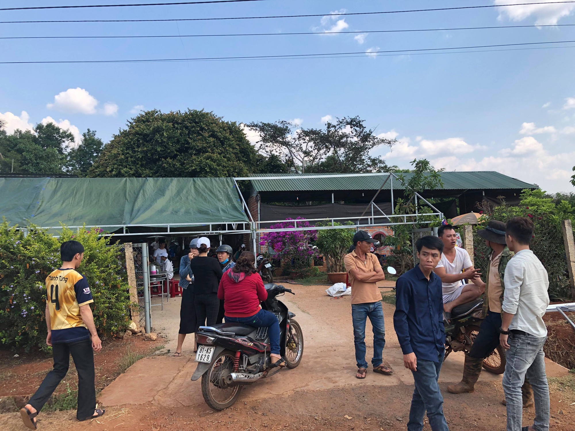 Bị xe khách kéo lê hàng chục mét, bé gái lớp 5 đi xe đạp tử vong thương tâm - Ảnh 2. Bị xe khách kéo lê hàng chục mét, bé gái lớp 5 đi xe đạp tử vong thương tâm - Ảnh 2.