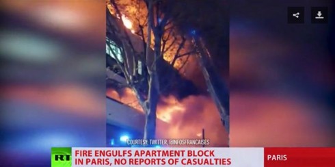 Video: Nổ lớn, hoả hoạn thiêu rụi một toà nhà giữa Thủ đô Paris trong đêm - Ảnh 2.