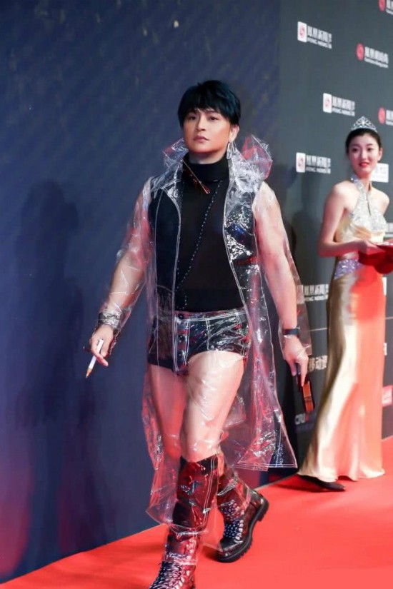 Li&ecirc;n tục mặc trang phục qu&aacute;i đản, Nhĩ Th&aacute;i Trần Ch&iacute; Bằng đang bị trầm cảm, mắc bệnh t&acirc;m thần? - Ảnh 5.