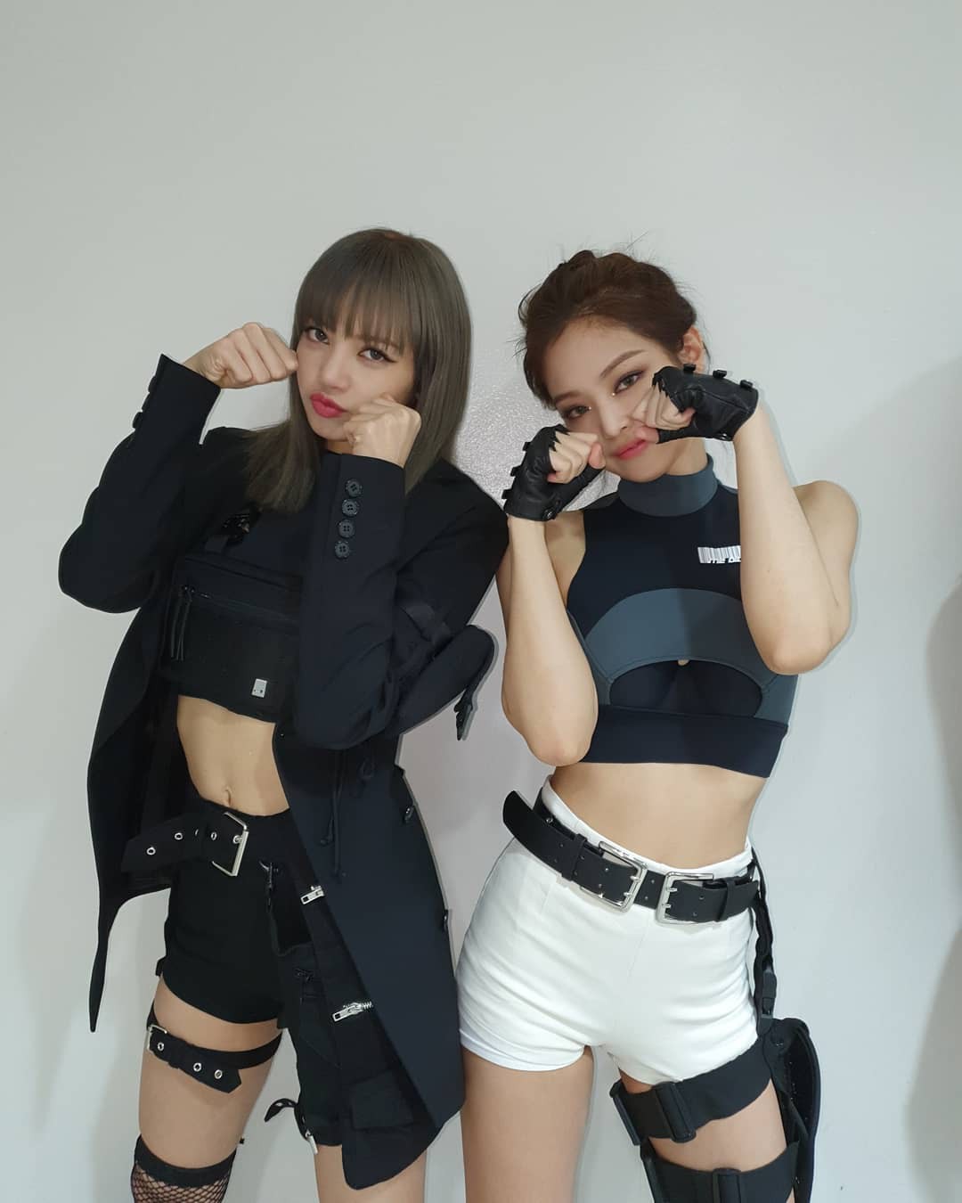 Nhìn Jennie đứng cạnh Lisa này, ai dám bảo Jennie chân to body không chuẩn? - Ảnh 3. Nhìn Jennie đứng cạnh Lisa này, ai dám bảo Jennie chân to body không chuẩn? - Ảnh 3.