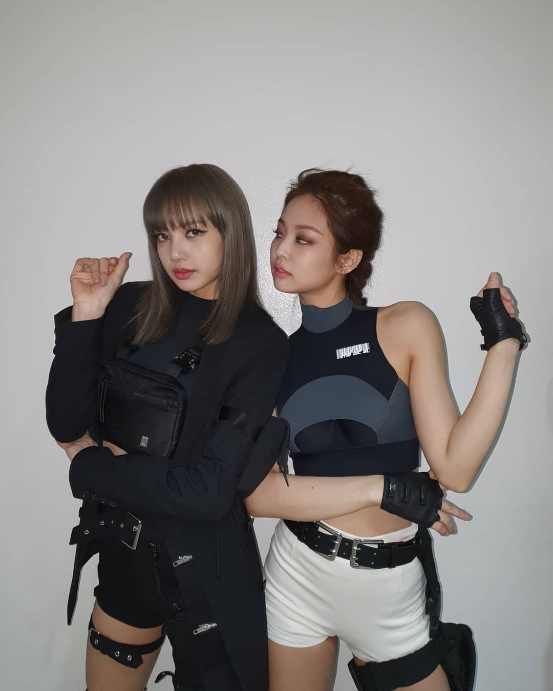 Nhìn Jennie đứng cạnh Lisa này, ai dám bảo Jennie chân to body không chuẩn? - Ảnh 2. Nhìn Jennie đứng cạnh Lisa này, ai dám bảo Jennie chân to body không chuẩn? - Ảnh 2.