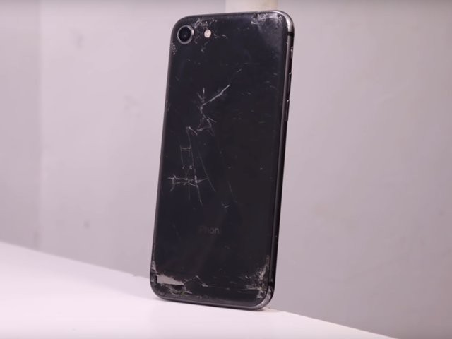 YouTuber mua iPhone 8 đã hỏng với giá 200 USD, sửa xong đẹp không khác gì hàng mới 750 USD - Ảnh 2.