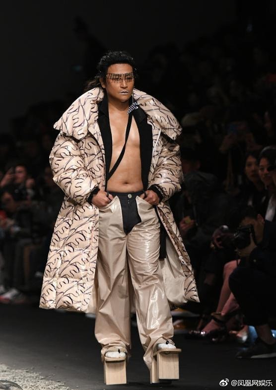 Li&ecirc;n tục mặc trang phục qu&aacute;i đản, Nhĩ Th&aacute;i Trần Ch&iacute; Bằng đang bị trầm cảm, mắc bệnh t&acirc;m thần? - Ảnh 2.