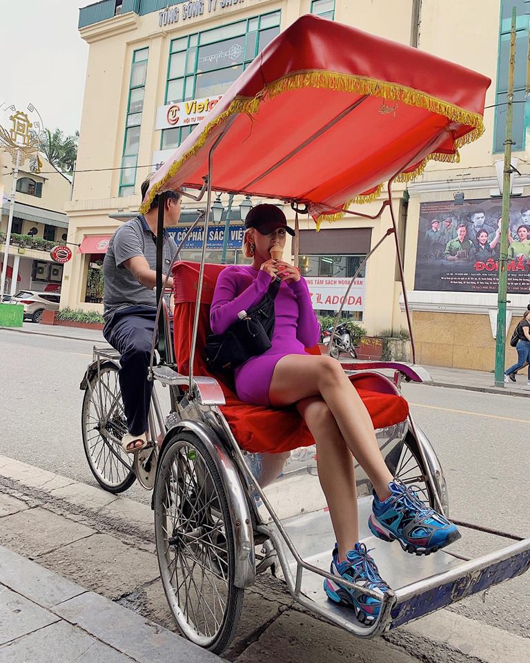 Hè mới ngấp nghé mà Chi Pu và tình tin đồn của Sơn Tùng đã diện street style mát mẻ, khoe ngực gợi cảm - Ảnh 9. Hè mới ngấp nghé mà Chi Pu và tình tin đồn của Sơn Tùng đã diện street style mát mẻ, khoe ngực gợi cảm - Ảnh 9.