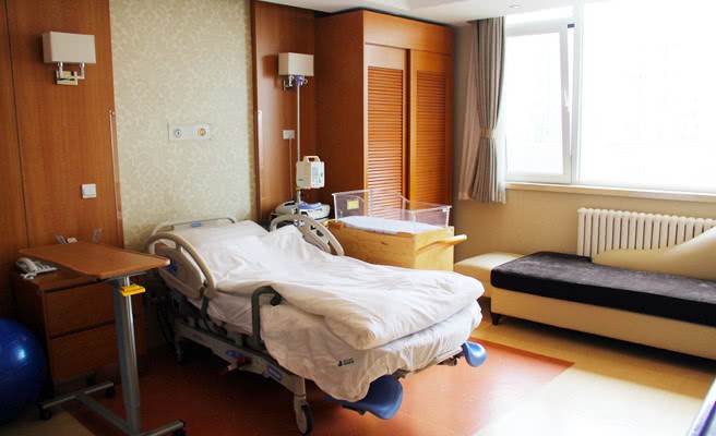 Lộ chi ph&iacute; cao ngất thu&ecirc; ph&ograve;ng đẻ VIP Dạ Hoa Triệu Hựu Đ&igrave;nh kh&ocirc;ng tiếc tiền chuẩn bị cho b&agrave; x&atilde; sinh con - Ảnh 4.