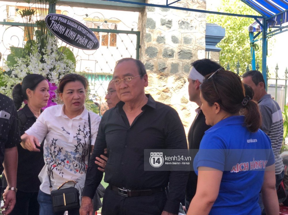 Bạn bè nghệ sĩ lặng người, bật khóc trong tang lễ cố diễn viên Anh Vũ - Ảnh 1. Bạn bè nghệ sĩ lặng người, bật khóc trong tang lễ cố diễn viên Anh Vũ - Ảnh 1.
