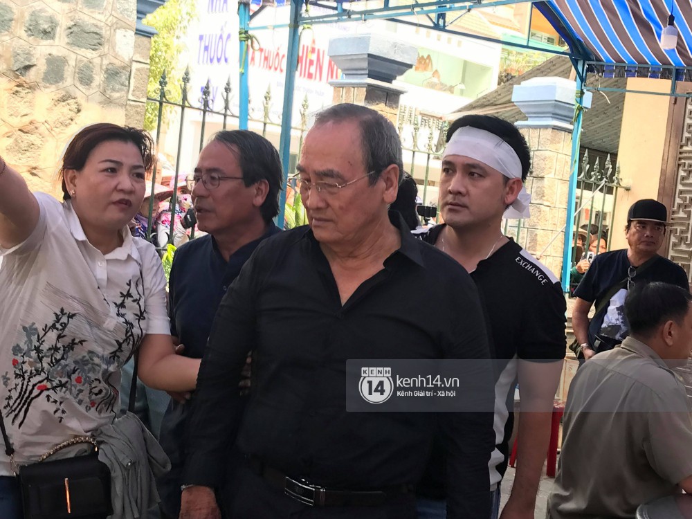Bạn bè nghệ sĩ lặng người, bật khóc trong tang lễ cố diễn viên Anh Vũ - Ảnh 3. Bạn bè nghệ sĩ lặng người, bật khóc trong tang lễ cố diễn viên Anh Vũ - Ảnh 3.