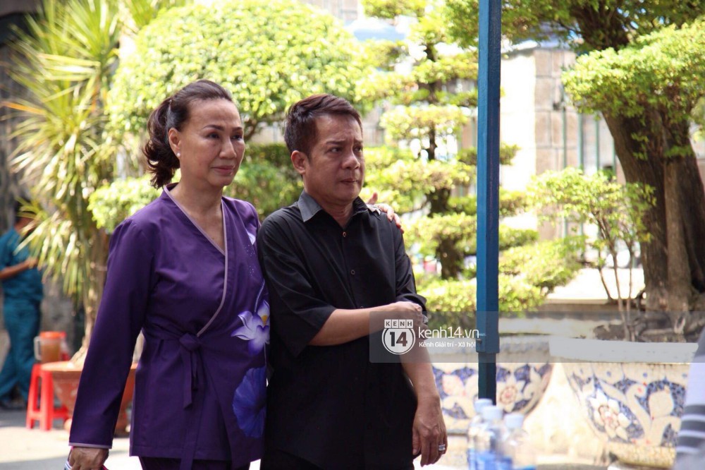 Bạn bè nghệ sĩ lặng người, bật khóc trong tang lễ cố diễn viên Anh Vũ - Ảnh 6. Bạn bè nghệ sĩ lặng người, bật khóc trong tang lễ cố diễn viên Anh Vũ - Ảnh 6.