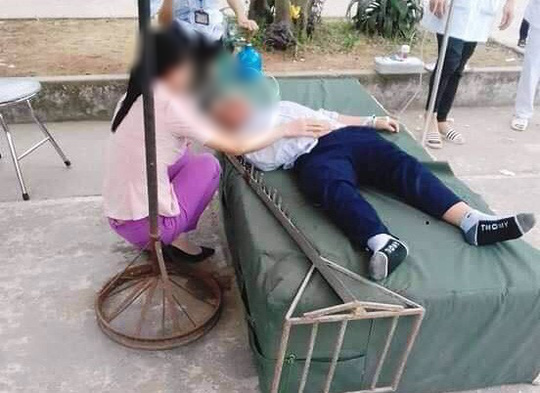 Nhảy cao trong giờ học thể dục, một nam sinh bị đinh cắm v&agrave;o đầu phải nhập viện cấp cứu - Ảnh 1.