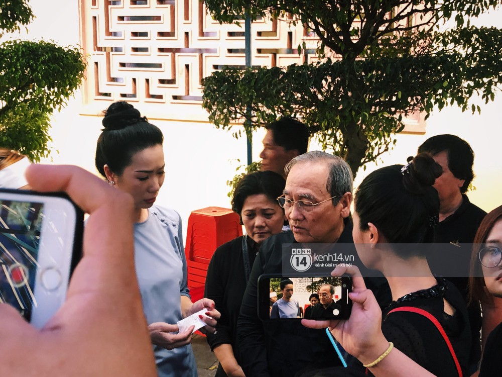 Clip: Trước giờ cử hành tang lễ, bố Anh Vũ thay mặt gia đình gửi lời cám ơn mọi người đã đưa cố nghệ sĩ về đất mẹ - Ảnh 2. Clip: Trước giờ cử hành tang lễ, bố Anh Vũ thay mặt gia đình gửi lời cám ơn mọi người đã đưa cố nghệ sĩ về đất mẹ - Ảnh 2.