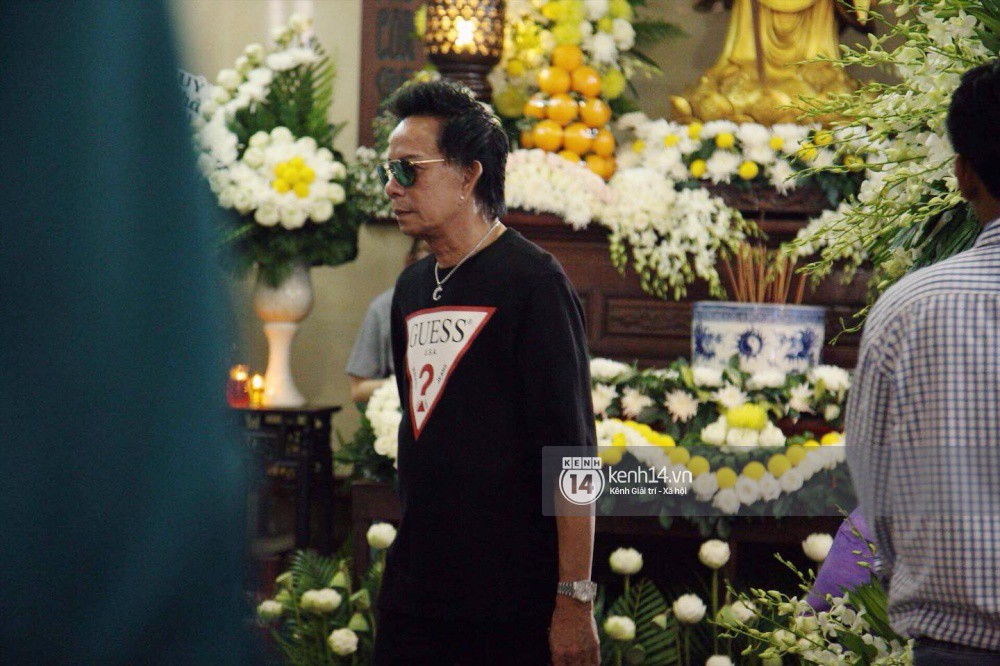 Bạn bè nghệ sĩ lặng người, bật khóc trong tang lễ cố diễn viên Anh Vũ - Ảnh 16. Bạn bè nghệ sĩ lặng người, bật khóc trong tang lễ cố diễn viên Anh Vũ - Ảnh 16.