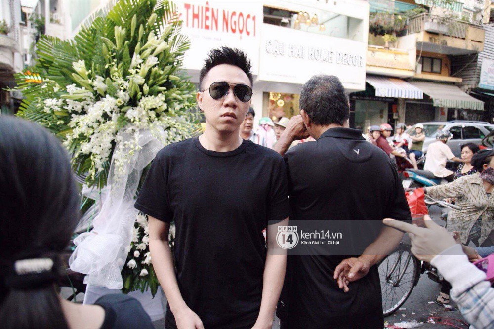 Bạn bè nghệ sĩ lặng người, bật khóc trong tang lễ cố diễn viên Anh Vũ - Ảnh 19. Bạn bè nghệ sĩ lặng người, bật khóc trong tang lễ cố diễn viên Anh Vũ - Ảnh 19.