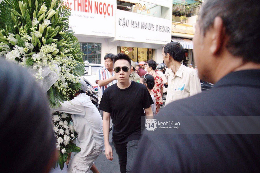 Bạn bè nghệ sĩ lặng người, bật khóc trong tang lễ cố diễn viên Anh Vũ - Ảnh 21. Bạn bè nghệ sĩ lặng người, bật khóc trong tang lễ cố diễn viên Anh Vũ - Ảnh 21.