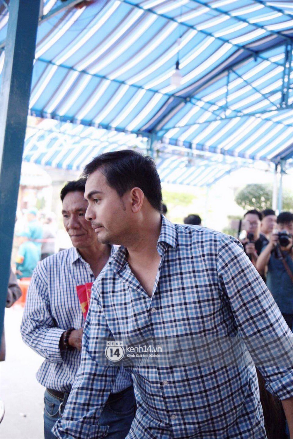 Bạn bè nghệ sĩ lặng người, bật khóc trong tang lễ cố diễn viên Anh Vũ - Ảnh 18. Bạn bè nghệ sĩ lặng người, bật khóc trong tang lễ cố diễn viên Anh Vũ - Ảnh 18.
