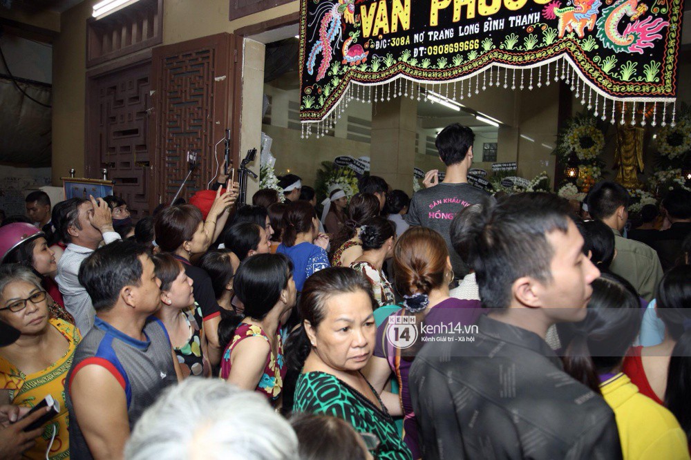 Đám đông vây kín livestream, hiếu kỳ đu bám đòi chụp ảnh cùng nghệ sĩ đến viếng đám tang Anh Vũ - Ảnh 5.