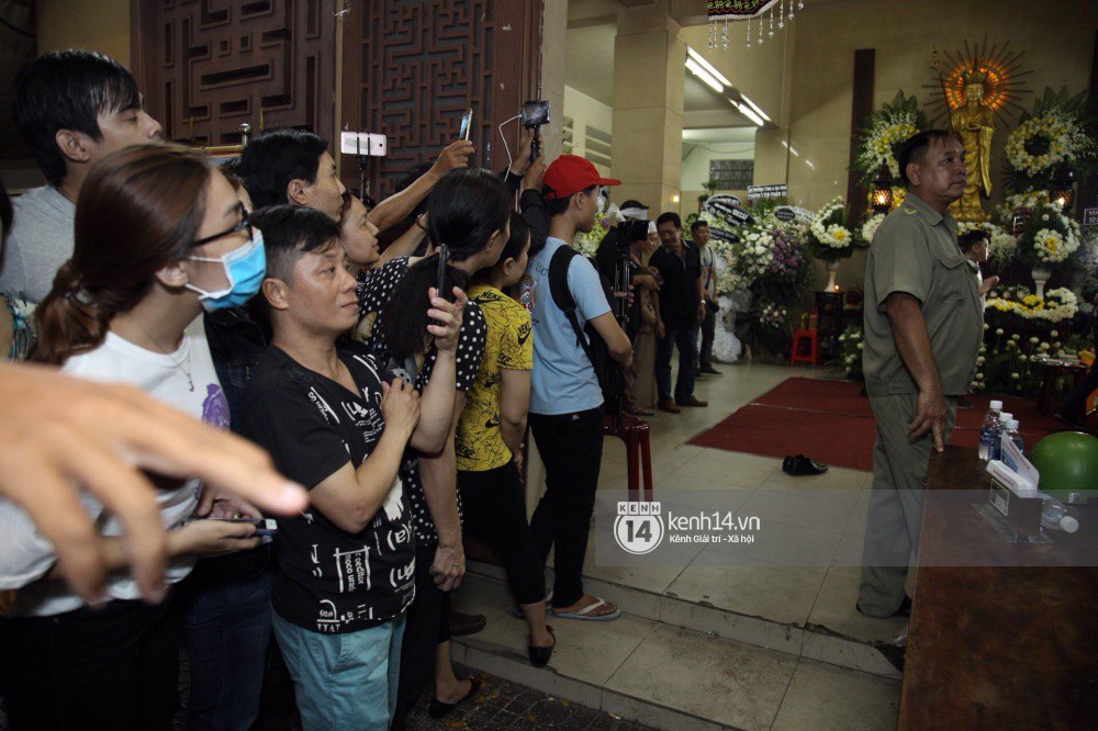 Đám đông vây kín livestream, hiếu kỳ đu bám đòi chụp ảnh cùng nghệ sĩ đến viếng đám tang Anh Vũ - Ảnh 6.