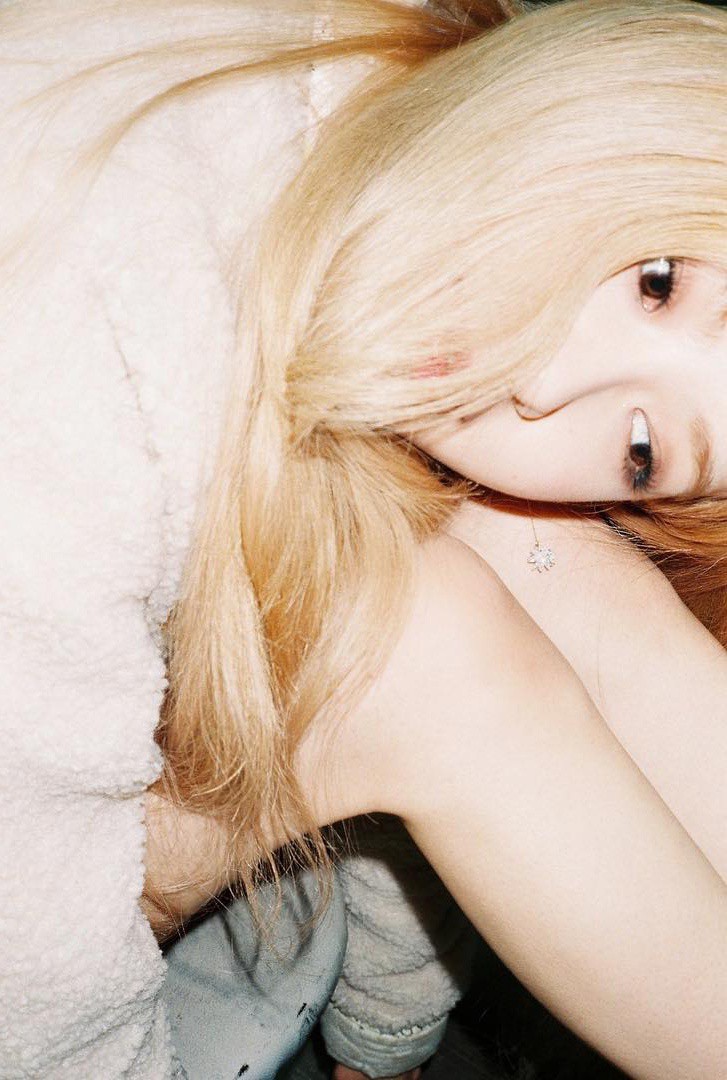 Bức ảnh gây lú nhất ngày: Rosé (Black Pink) từ khi nào ăn mặc táo bạo, sexy thế này? - Ảnh 2. Bức ảnh gây lú nhất ngày: Rosé (Black Pink) từ khi nào ăn mặc táo bạo, sexy thế này? - Ảnh 2.