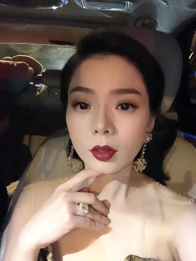 Những BST &ldquo;cực khủng&rdquo; của sao Việt: Từ tủ nước hoa chất đầy như si&ecirc;u thị đến những ch&uacute; gấu đồ chơi đ&aacute;ng gi&aacute; bạc tỷ - Ảnh 4.