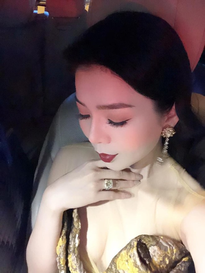 Những BST &ldquo;cực khủng&rdquo; của sao Việt: Từ tủ nước hoa chất đầy như si&ecirc;u thị đến những ch&uacute; gấu đồ chơi đ&aacute;ng gi&aacute; bạc tỷ - Ảnh 3.