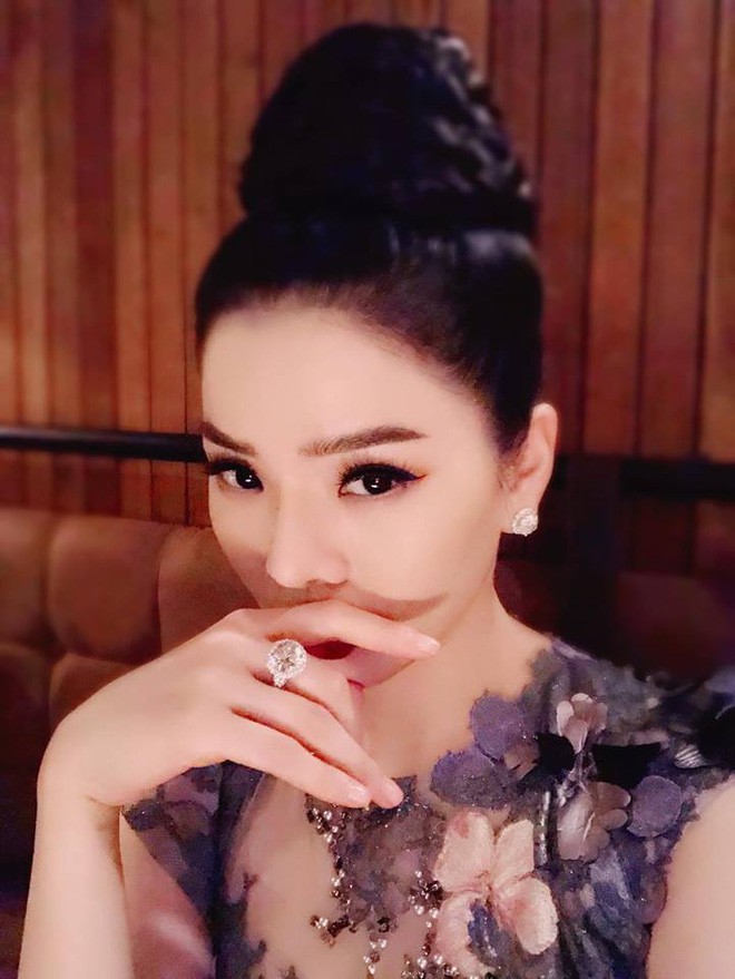 Những BST &ldquo;cực khủng&rdquo; của sao Việt: Từ tủ nước hoa chất đầy như si&ecirc;u thị đến những ch&uacute; gấu đồ chơi đ&aacute;ng gi&aacute; bạc tỷ - Ảnh 2.