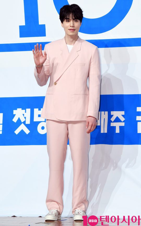 Có ai như Lee Dong Wook: Đi làm host mà chiếm trọn spotlight, biến dàn mỹ nam Produce X 101 thành bạch tuộc - Ảnh 2.