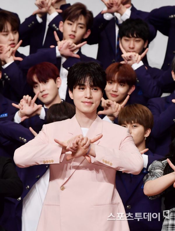 Có ai như Lee Dong Wook: Đi làm host mà chiếm trọn spotlight, biến dàn mỹ nam Produce X 101 thành bạch tuộc - Ảnh 8.