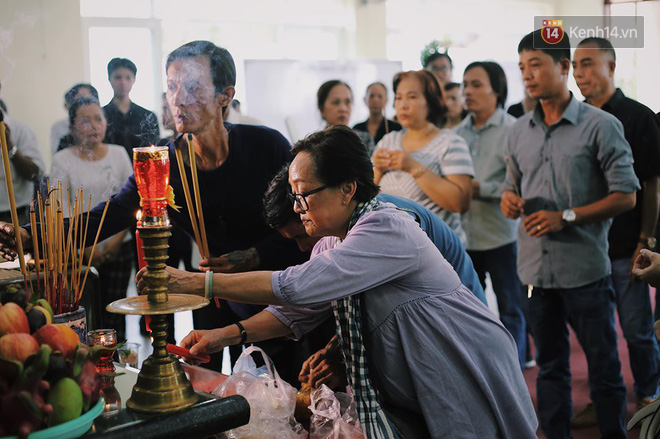 Hoa hậu Diễm Hương, MC Cát Tường và nhiều đồng nghiệp đến viếng đám tang cố nghệ sĩ Lê Bình - Ảnh 10.