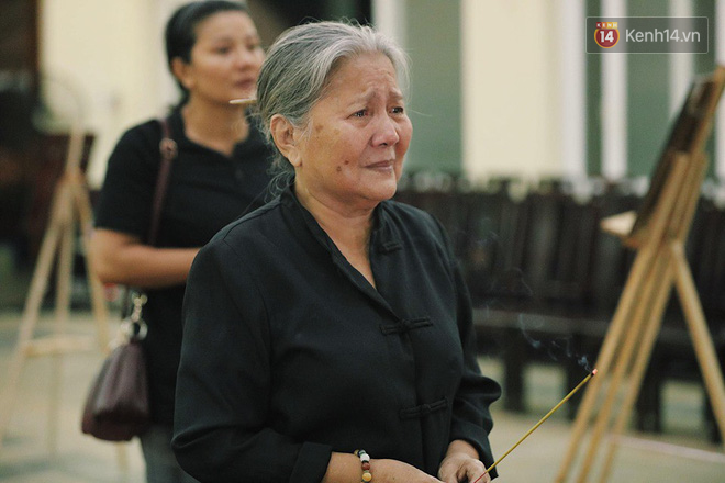 NSƯT Kim Xuân khóc nghẹn, Ngô Thanh Vân lặng người bên linh cữu cố nghệ sĩ Lê Bình trong đêm đầu lễ tang - Ảnh 8.