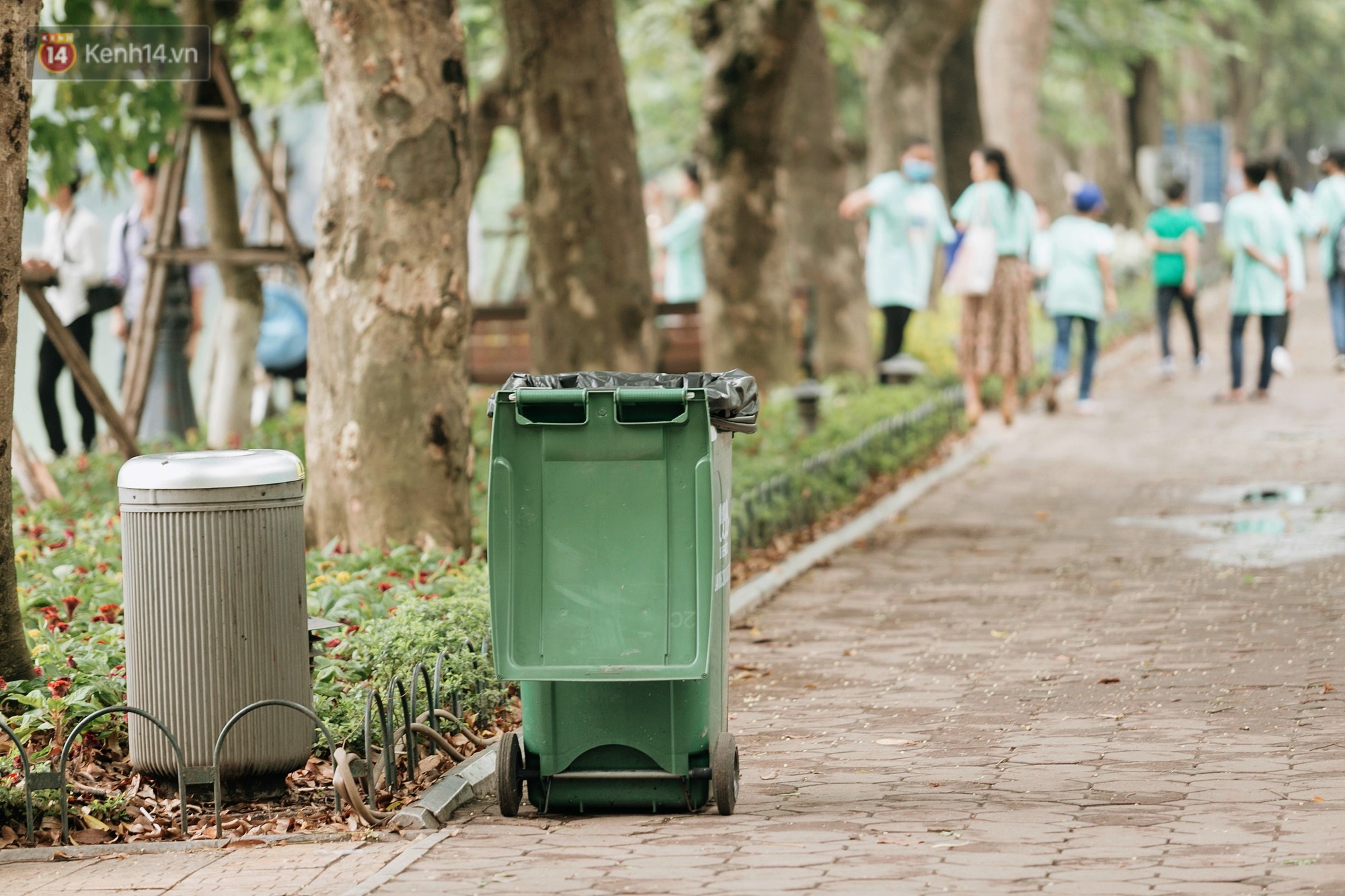 Phố đi bộ Hồ Gươm đặt biển cảnh báo, bí mật đặt camera ghi hình hành vi ...