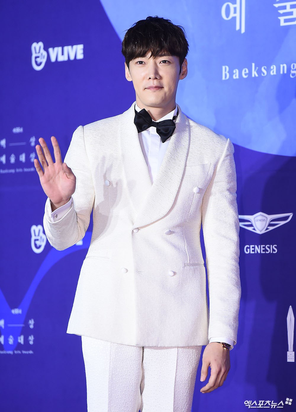 Siêu thảm đỏ khủng nhất lịch sử Baeksang: Suzy và IU xuất thần với đầm công chúa, Hyun Bin dẫn đầu 50 sao Hàn quyền lực - Ảnh 28. Siêu thảm đỏ khủng nhất lịch sử Baeksang: Suzy và IU xuất thần với đầm công chúa, Hyun Bin dẫn đầu 50 sao Hàn quyền lực - Ảnh 28.
