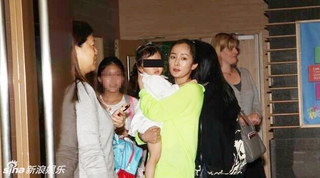 Những nhóc tì nhà sao đắt giá nhất Cbiz: Học trường quốc tế đắt đỏ, thậm chí có của hồi môn ngàn tỷ khi mới 1 tuổi - Ảnh 3. Những nhóc tì nhà sao đắt giá nhất Cbiz: Học trường quốc tế đắt đỏ, thậm chí có của hồi môn ngàn tỷ khi mới 1 tuổi - Ảnh 3.