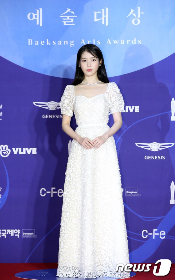 Siêu thảm đỏ khủng nhất lịch sử Baeksang: Suzy và IU xuất thần với đầm công chúa, Hyun Bin dẫn đầu 50 sao Hàn quyền lực - Ảnh 10.