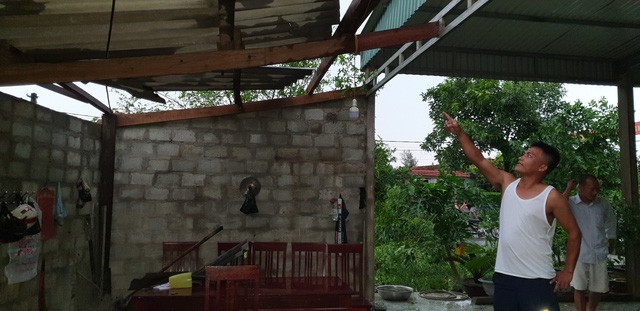 Lốc xoáy khiến hàng chục nhà dân ở Hà Tĩnh bị tốc mái - Ảnh 3.