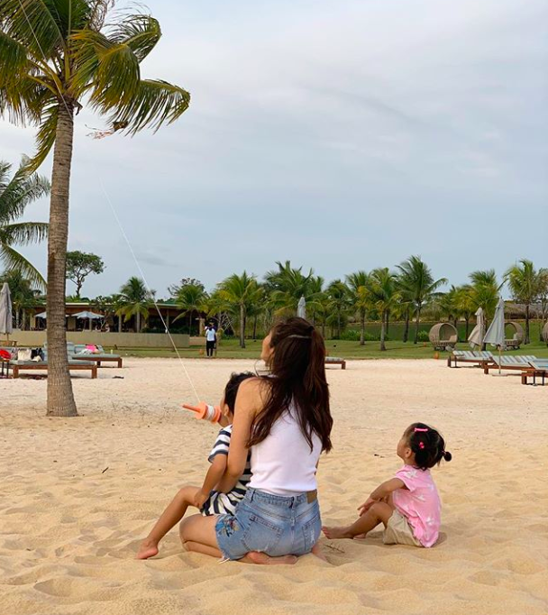 Cuộc hội thoại dễ thương bằng tiếng Anh của vợ chồng H&agrave; Tăng v&agrave; &ldquo;ho&agrave;ng tử b&eacute;&rdquo; Richard - Ảnh 3.
