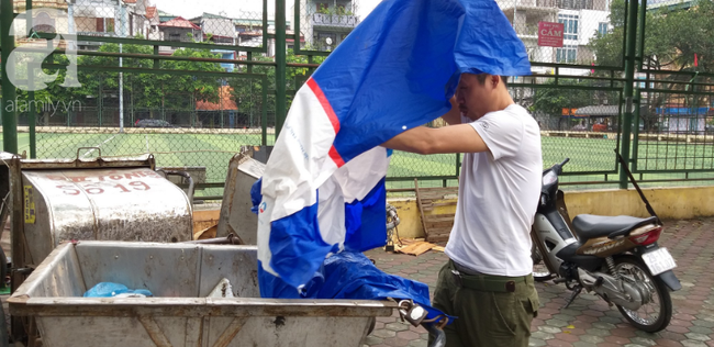 Người ph&aacute;t hiện b&eacute; trai sơ sinh trong th&ugrave;ng r&aacute;c giữa trời mưa lớn: Su&yacute;t ch&uacute;t nữa l&agrave; thằng b&eacute; bị ch&ocirc;n sống rồi - Ảnh 3.
